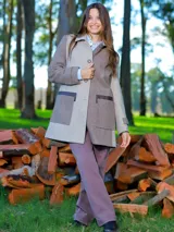 Pantalón de jean de corte recto en color crudo, con diseño clásico de cinco bolsillos y cierre frontal con botón y cremallera.