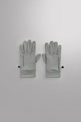 Guantes ligeros de tejido técnico en color verde grisáceo, con función táctil en los dedos y puños elásticos. Incluyen un enganche lateral de seguridad para unirlos.