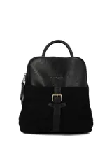 Mochila Hush Puppies de diseño combinado en color negro. Presenta una parte superior de cuero sintético con textura y una parte inferior de gamuza. Incluye un bolsillo frontal con cierre de hebilla decorativa, asa superior y cierre principal con cremallera.