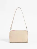 Bandolera negra de poliéster con correa larga regulable con ojalillos metálicos. Tiene un compartimento principal con cierre y un bolsillo frontal con cierre.