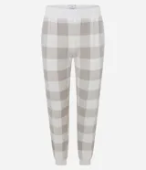Pijama largo Lov de dos piezas confeccionado en tricot liviano. Incluye remera de manga larga con escote redondo y pantalón jogger con cintura elástica y puños ajustados, todo con estampa a cuadros en tonos beige y blanco.