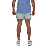 Short de running New Balance Impact Run de 5 pulgadas, color verde claro, con logo estampado en la pierna izquierda.