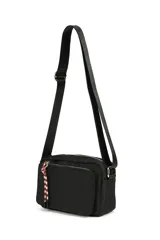 Bandolera de diseño rectangular en color negro, con cierre superior y bolsillo frontal con cierre. Incluye una correa larga ajustable para llevar al hombro o cruzada, y un detalle de tirador de cuerda trenzada en el bolsillo delantero.