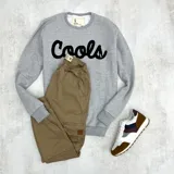 Buzo gris claro melange de algodón con felpa y estampa "Cools" en el pecho.