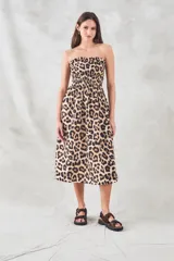 Vestido midi strapless con estampado animal print.
