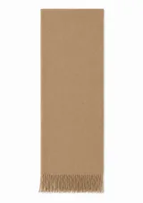 Bufanda rectangular de textura suave, color beige, con terminación de flecos en los extremos.