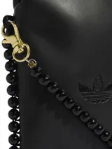 Bolso tipo bandolera Adidas color negro, con diseño minimalista y logo del trébol grabado en el frente. Presenta un borde decorado con cuentas negras y una correa de cadena de cuentas a juego con herrajes dorados. Cuenta con cierre superior y bolsillo trasero.
