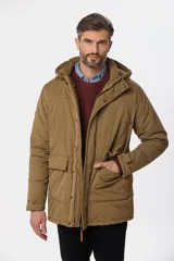 Campera color marrón con capucha desmontable, cierre frontal con cremallera y botones a presión, múltiples bolsillos con solapa y puños ajustables con botones.