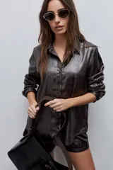 Short de tiro alto con silueta amplia, confeccionado en tela de acabado brillante y textura arrugada.