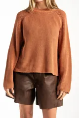 Sweater de punto de algodón con diseño oversize, cuello redondo y mangas largas. Presenta un detalle de costura lateral en color contrastante.