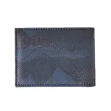 Billetera Rip Curl Sessions Pu Slim de diseño compacto, confeccionada en poliuretano con estampado camuflado en tonos azules y negros. Presenta el logotipo de la marca impreso en la parte frontal junto con la inscripción "Product of the search" y un pequeño aplique metálico con el emblema de Rip Curl.