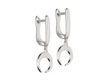 Par de aros colgantes plateados con forma de luna creciente.