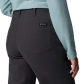 Pantalón de pierna ancha estilo chino, confeccionado en tejido de algodón elástico resistente a la abrasión. Presenta cintura alta, trabillas para cinturón, bolsillos inclinados laterales y bolsillos traseros con cierre de seguridad.