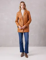 Blazer de eco cuero marca Baccini, con cuello de solapa, cierre frontal con botones y bolsillos delanteros aplicados. Presenta un corte oversize y forro interno a tono.