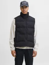 Chaleco puffer de cuello alto con cierre frontal de cremallera, confeccionado en tejido técnico acolchado con acabado liso.