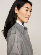 Campera tipo americana con estampado de cuadros Príncipe de Gales, cuello inglés, cierre de botones, cinturón anudable, trabillas en hombros, bolsillo de parche en el pecho y dos bolsillos delanteros tipo sobre.