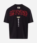 Remera boxy de algodón negro con mangas cortas y cuello redondo, con bordados en rojo y blanco con tipografía japonesa y diseño gráfico en la espalda.