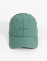 Gorra verde con bordado frontal de la marca.