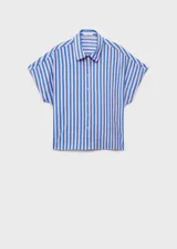 Camisa celeste con rayas verticales blancas, de corte recto, cuello camisero y mangas cortas murciélago. Cierre frontal con dos botones.