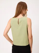 Musculosa de lino color verde claro, con cuello redondo y diseño holgado.