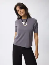 Remera de cuello redondo y manga corta, confeccionada en tejido de viscosa y poliéster, con un diseño básico y versátil.