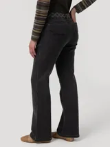 Jeans de tiro alto y pierna recta color negro, confeccionados en denim de mezcla de algodón y poliéster reciclado. Cuenta con un bordado decorativo en la pretina y bolsillos laterales.