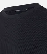 Remera de manga larga color blanco, confeccionada en tejido waffle texturizado, con cuello redondo y corte regular.