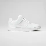 Zapatillas Airwalk urbanas color blanco, con cordones y tira de velcro ajustable en la parte superior con el nombre de la marca grabado. Presentan perforaciones en la puntera y diseño de caña baja.