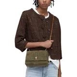 Cartera de hombro Marc Jacobs, confeccionada en cuero gamuza con textura de efecto cocodrilo en color verde oliva. Presenta un cierre frontal metálico dorado y una correa de cadena dorada ajustable.