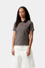 Remera polo de manga corta con corte ajustado, confeccionada en tejido de algodón texturizado con diseño de rayas horizontales y cuello negro en contraste con media tapeta abotonada.