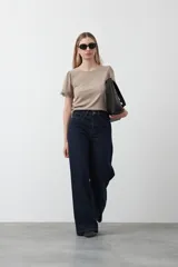 Remera de tejido acanalado color blanco, con cuello redondo y mangas cortas que presentan un detalle de terminación en puntilla en los bordes.