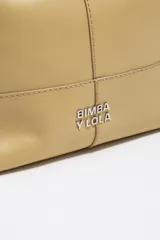Bolso de mano modelo Paper de la marca Bimba Y Lola, confeccionado en cuero negro de estructura mediana. Cuenta con asas superiores fijas, una correa ajustable en tono beige y el logotipo metálico de la marca en la parte frontal inferior.