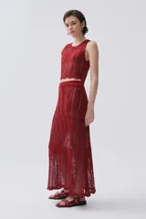 Falda midi tejida con lurex color cereza, de corte recto y calados.