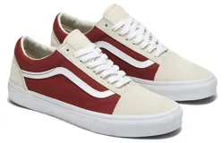 Championes Vans modelo Old Skool, con diseño de caña baja, confeccionados en una combinación de lona roja y gamuza en tono crema. Presentan la icónica franja lateral Sidestripe en blanco, cierre de cordones, puntera reforzada y suela de goma con diseño de gofre.