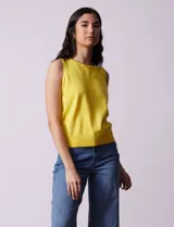 Musculosa amarilla tejida en hilado fino, marca Ninety.