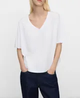 Remera blanca de algodón, de corte evasé, con cuello en V y mangas japonesas por encima del codo.