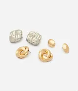 Kit de caravanas femeninas de metal con tres pares de diseños diferentes: un par de botones ovalados dorados lisos, un par de nudos entrelazados dorados y un par de aretes cuadrados texturizados plateados, todos con acabado pulido y cierre con perno.