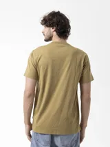 Remera color tostado con estampa frontal de montañas y mapas topográficos, manga corta y cuello redondo.