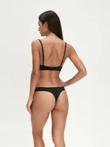 Bombacha tipo vedetina de color negro, confeccionada en tela suave y elástica, con diseño clásico y ajuste cómodo.