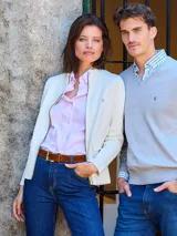 Campera color crudo de hilo combinada con gabardina.
