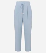 Pantalón de vestir color beige, de corte recto, con cintura elástica ajustable con lazo y bolsillos laterales.