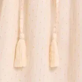 Vestido corto amarillo con escote en V con cordones y mangas 3/4 acampanadas.