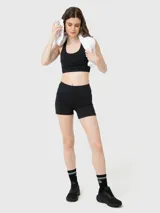 Top deportivo negro de sujeción media con espalda cruzada, confeccionado con tecnología Aloe Vera para una textura suave y elástica.