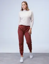 Pantalón jogger color beige, marca Zac & Rachel, con pretina ancha elastizada, lazo de ajuste, bolsillos delanteros y puños elastizados en los tobillos.
