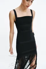 Vestido largo entallado negro con escote cuadrado, tirantes anchos y bajo acabado en flecos largos a tono.