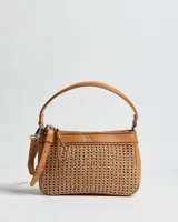 Bandolera color habano con cuerpo de tejido texturizado y detalles en símil cuero. Cuenta con asa corta superior y correa ajustable y desmontable.