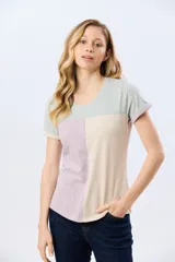 Remera de manga corta con diseño de bloques de color en tonos verde menta, beige y lila, corte clásico y cuello redondo.