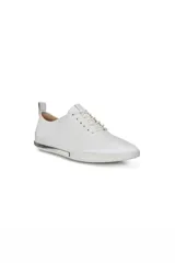 Zapatilla baja de cuero blanco, estilo casual con cordones. Presenta un diseño minimalista con una suela blanca y un detalle metálico sutil en la parte inferior del lateral.