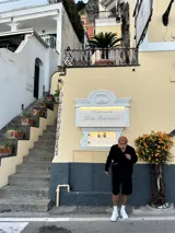 Bermuda negra de vestir, corte ancho y largo a la rodilla.