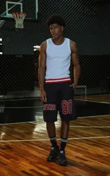 Bermuda deportiva negra de estilo NBA, confeccionada en tejido de punto deportivo. Presenta un elástico en la cintura con franjas rojas y blancas. Estampado frontal con la palabra "RAVERS" y el número "90" en rojo con borde blanco.